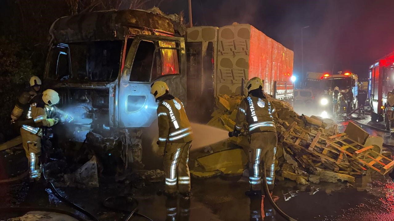 Seyir halindeki tır alev alev yandı!