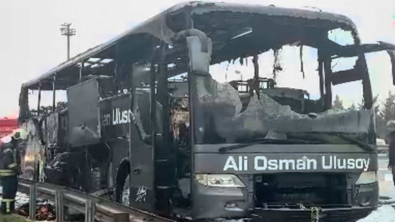 Seyir halindeki yolcu otobüsünde çıkan yangında faciadan dönüldü