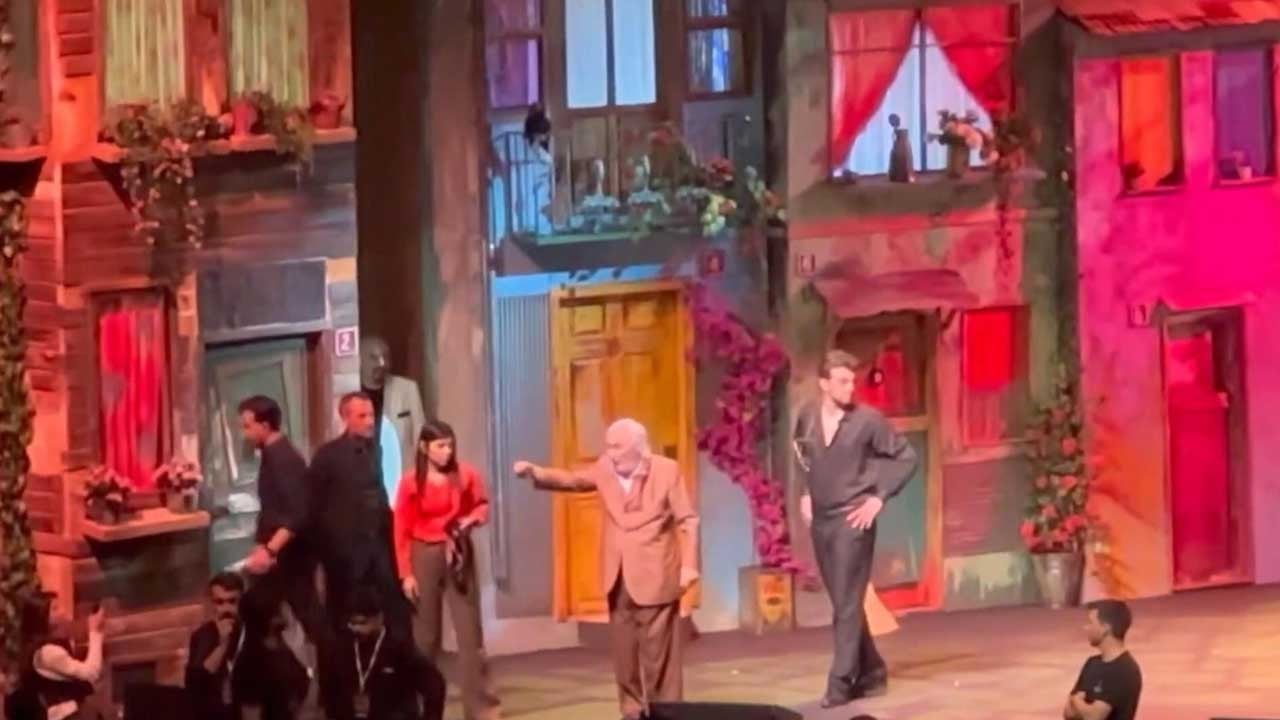 Seyirci tepki gösterdi! Müjdat Gezen hastaneye kaldırıldı