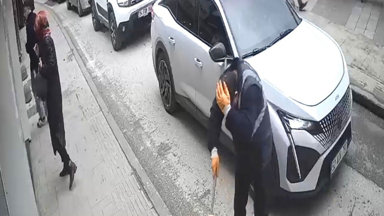 Şiddetli rüzgar faciaya yol açıyordu! Reklam tabelası belediye işçisinin başına düştü