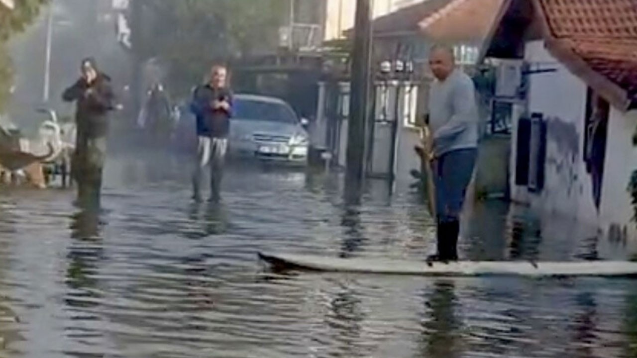 Şiddetli yağışın ardından şaşırtan görüntü! Sel sularında kano ile ilerledi