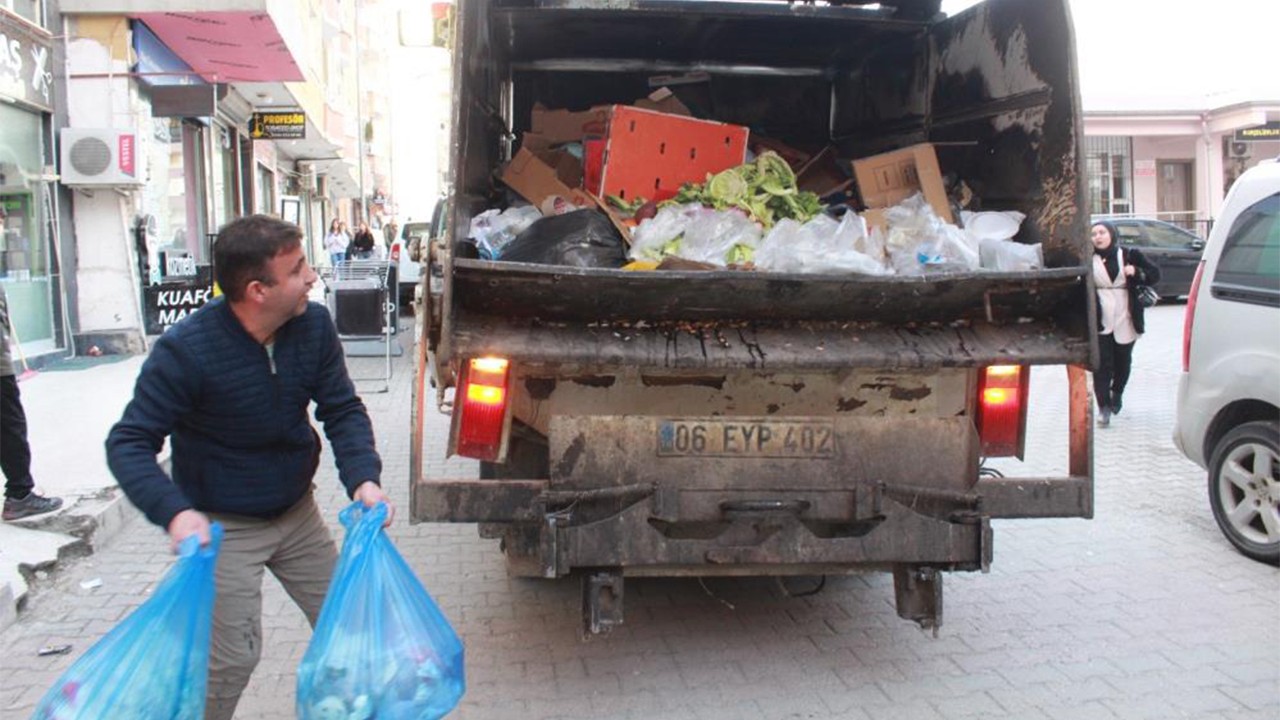 Siirt'te müziği duyan çöpünü dışarı çıkartıyor