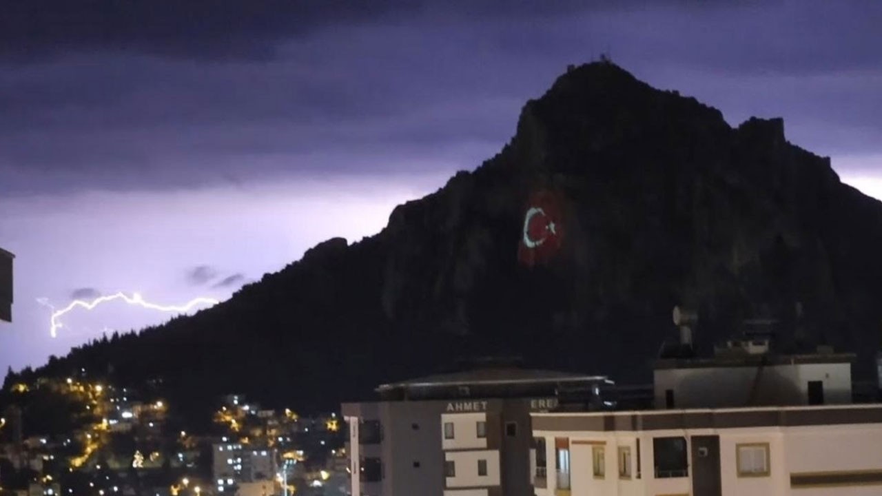 Şimşekler geceyi böyle aydınlattı! Türk bayrağıyla ortaya nefes kesen görüntü çıktı