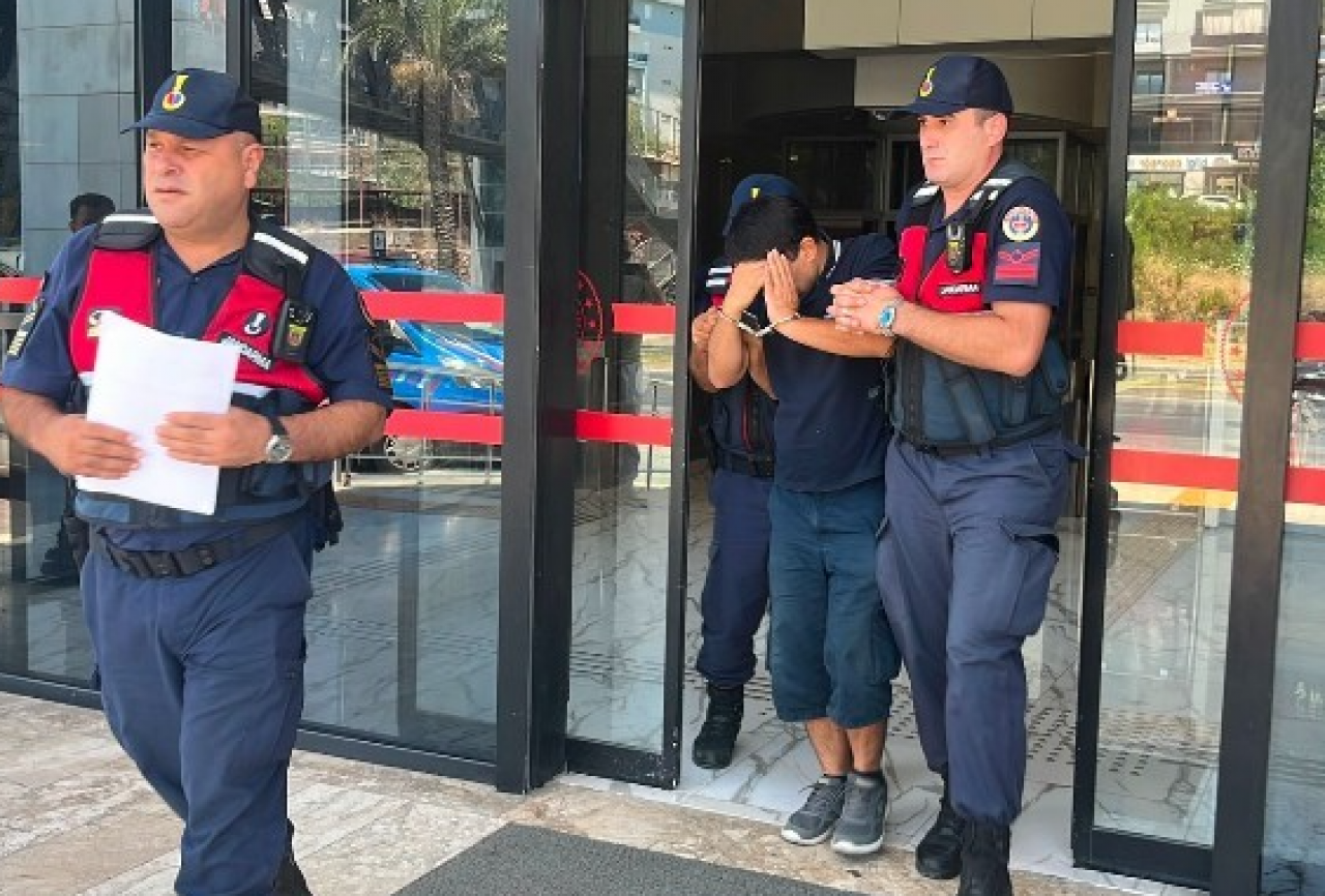 Sınavda kadın öğreticiyi taciz eden müdür müsveddesi tutuklandı: Sapığa kelepçe takıldı!