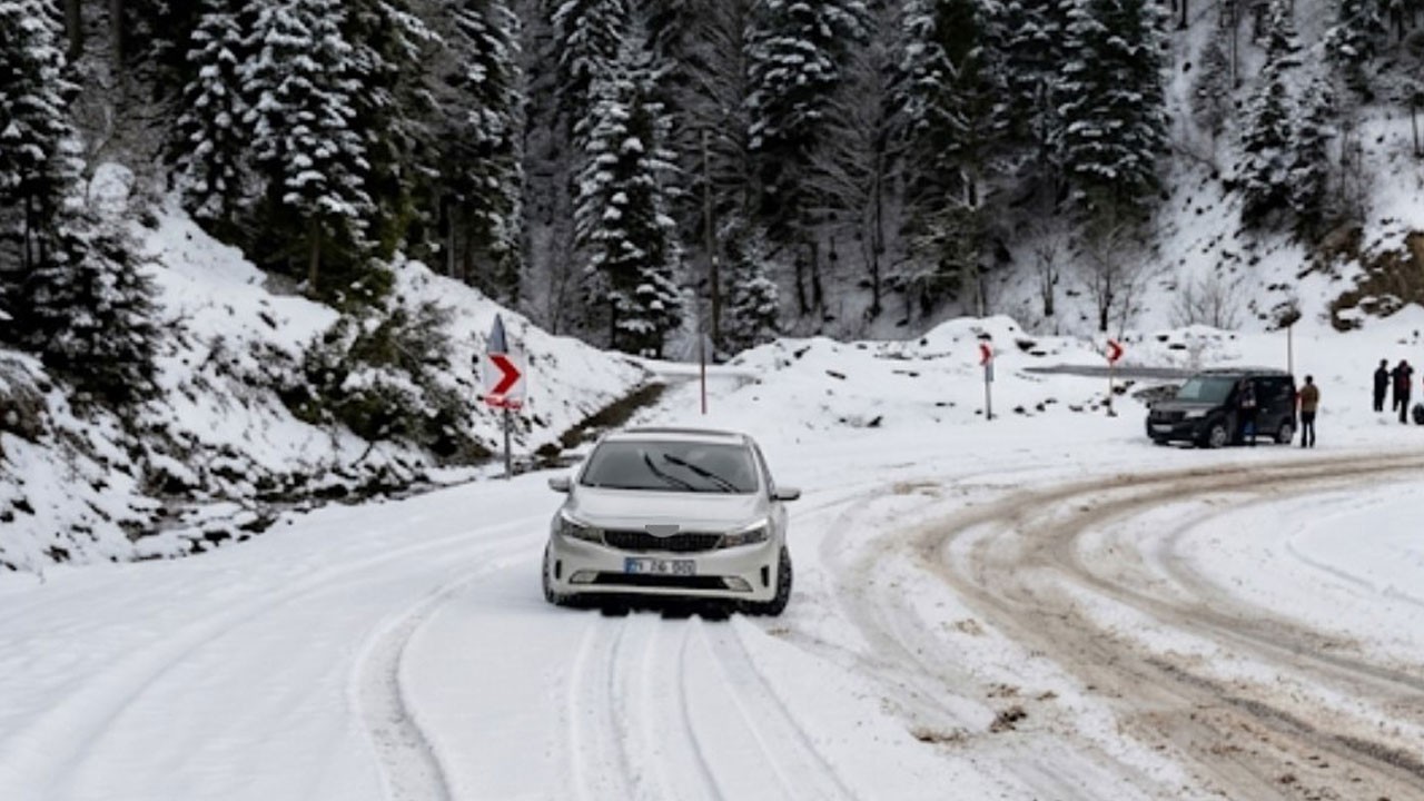 Sinop'ta kar yağışı sürücüleri yolda bıraktı