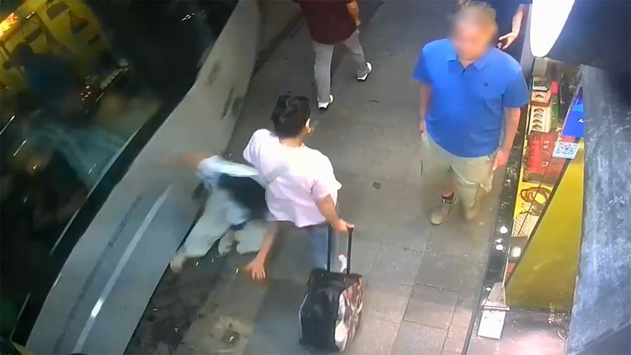 Sirkeci'de tramvay kadına çarparak metrelerce savurdu