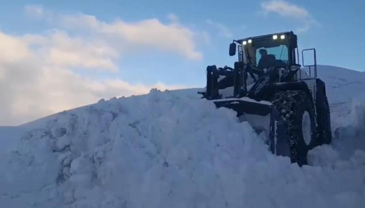 Şırnak’ta kar kalınlığı 1 metreyi geçti: Yollar tekrar kapandı! Dozer bile pes etti