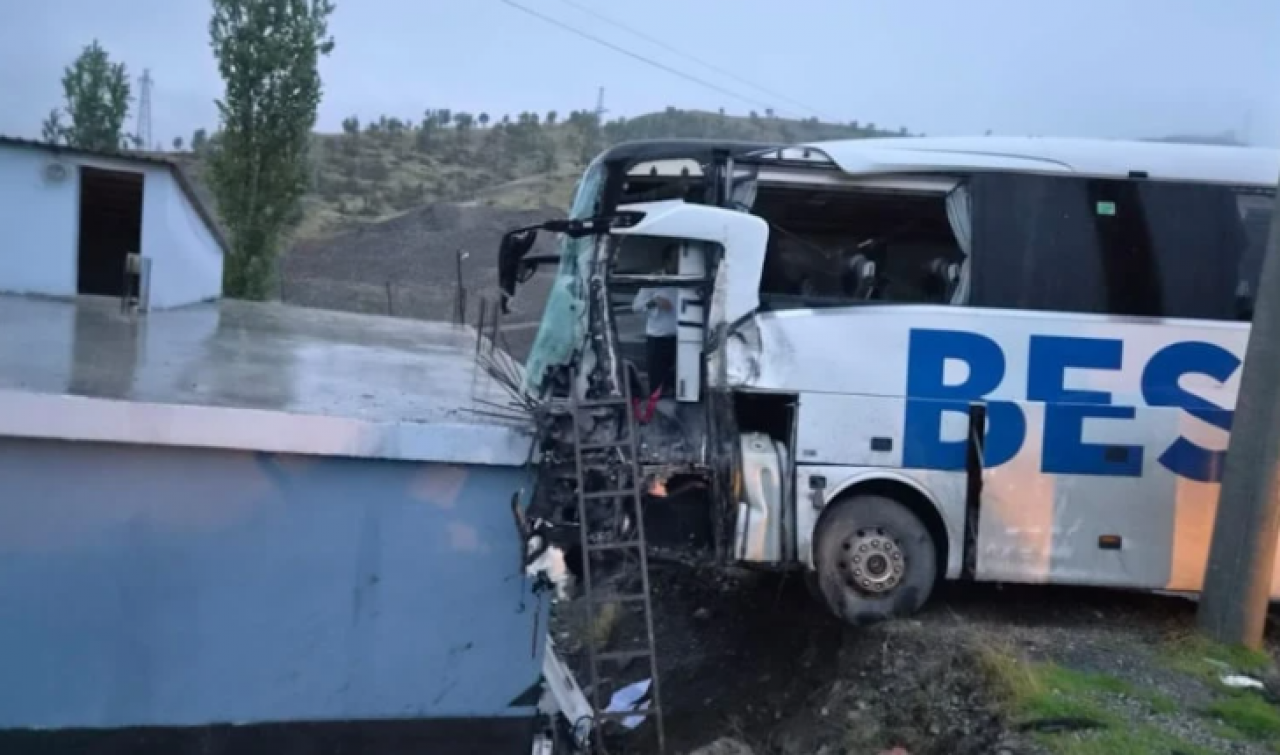Şırnak'ta yolcu otobüsü ile tır çarpıştı: 15 yaralı