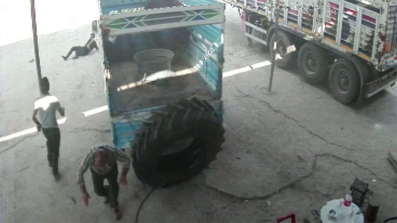 Şişirirken bomba gibi patlayan lastik ile metrelerce savruldular