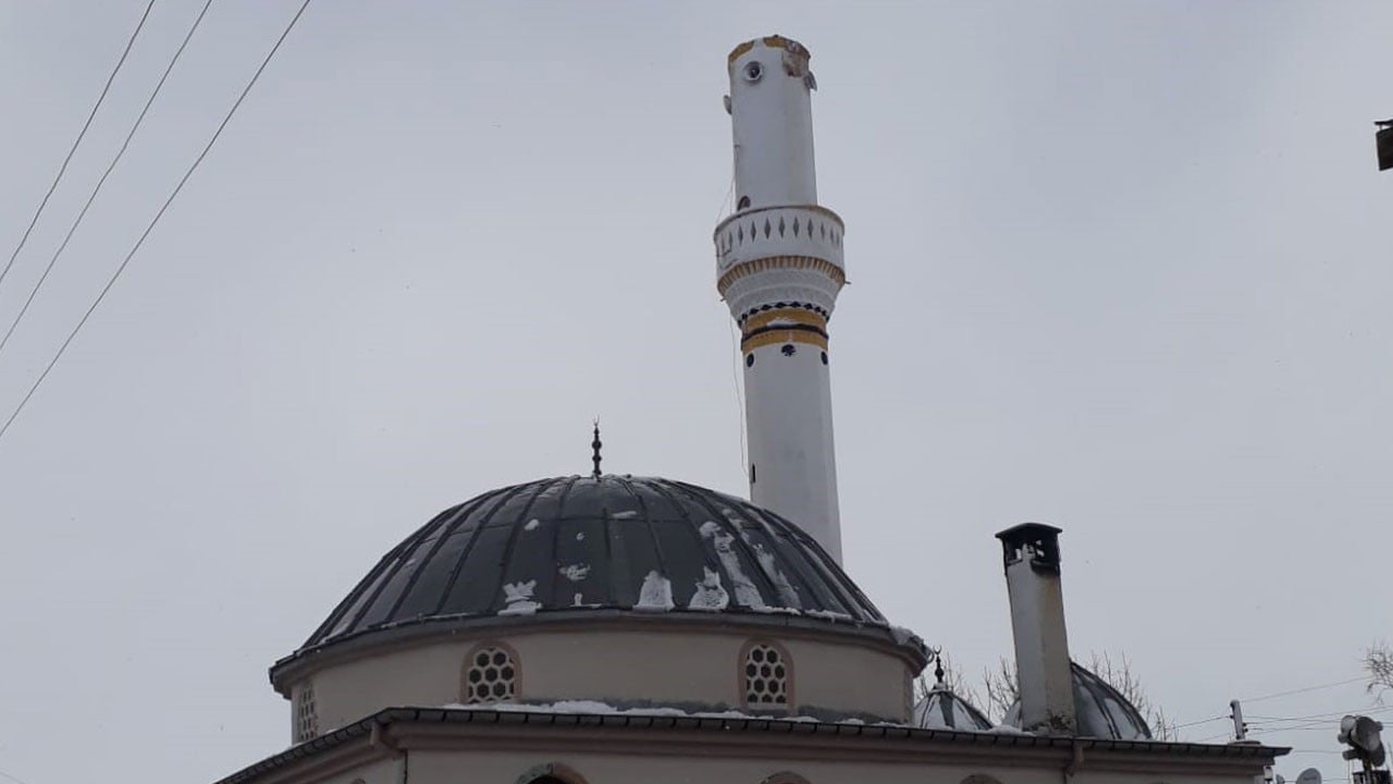 Sivas'ta faciadan dönüldü! Minare külahı kopup uçtu