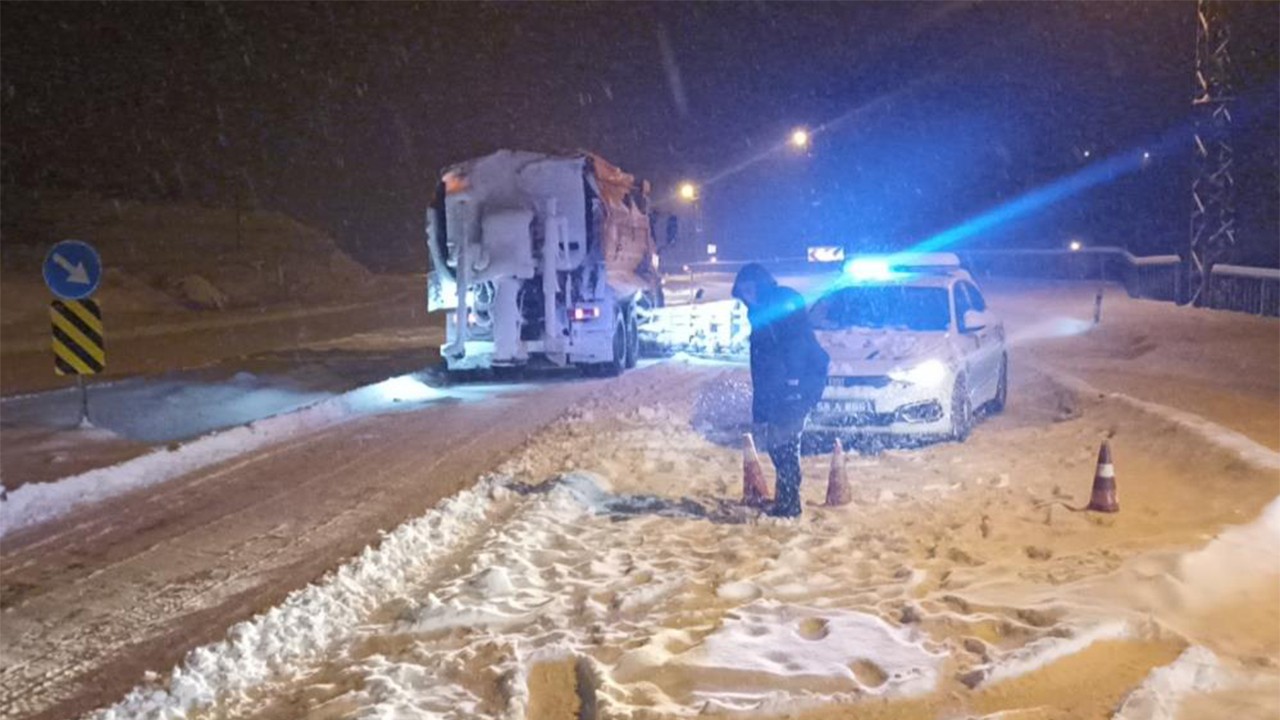 Sivas'ta kardan mahsur kalan 700 kişi okul yurtlarına yerleştirildi