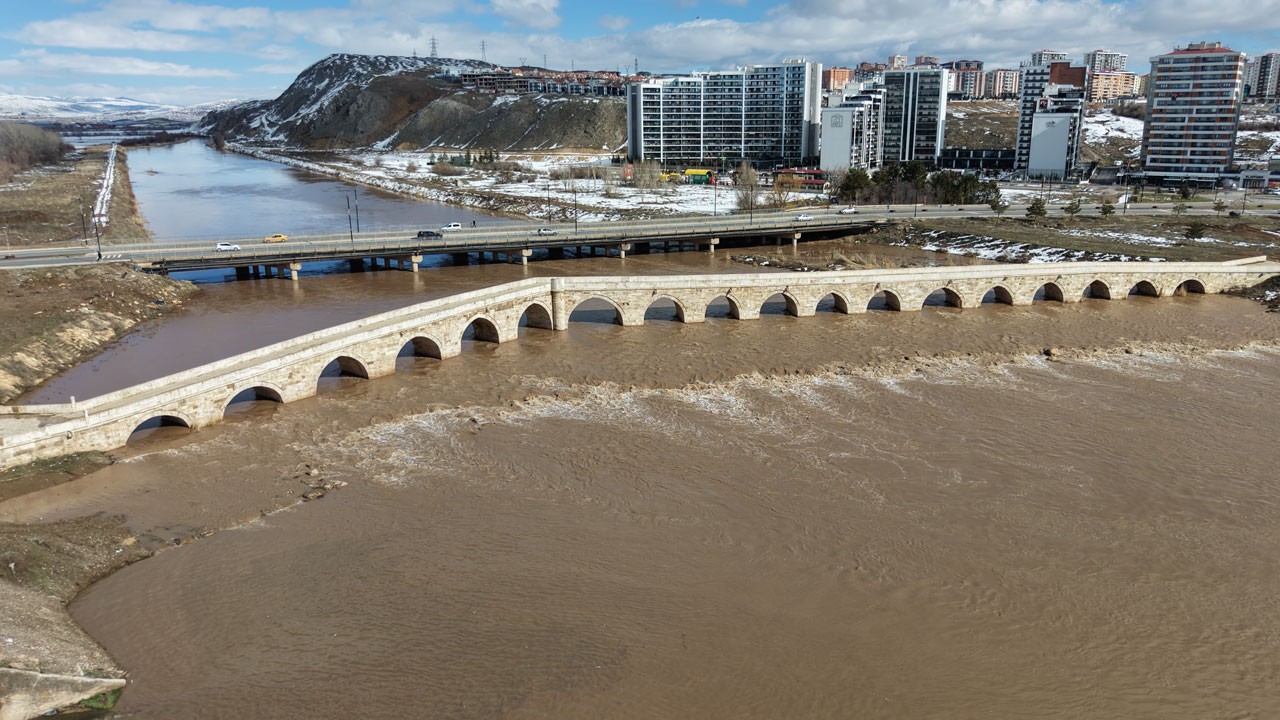 Sivas'ta şaşırtan manzara! Kızılırmak'ın ismi bu yüzden 'Kızıl'mış