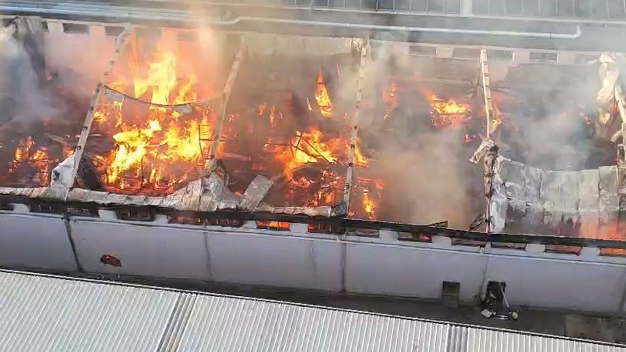 Siyah dumanlar kilometrelerce öteden görüldü! Bursa’da fabrika alevlere teslim oldu