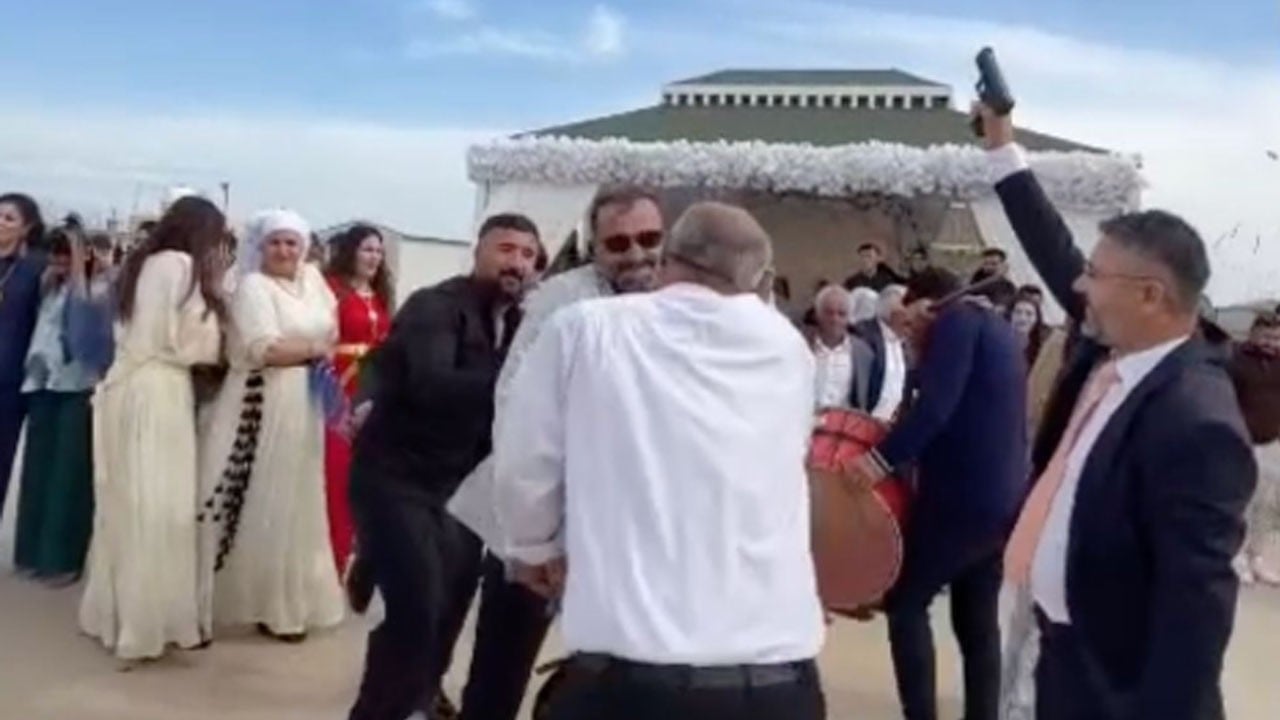 Skandal görüntüler! Sendika başkanından düğünde magandalık