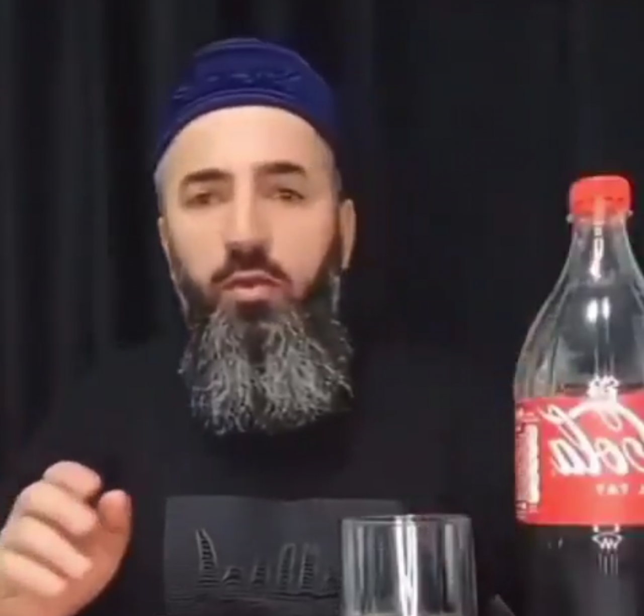 Sofrasında Siyonizmin simgesi Coca-Cola, Dilinde Yahudi güzellemesi: Kim bu şerefsiz Hoca?