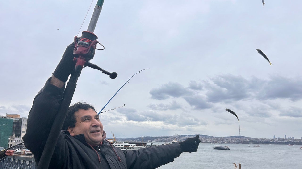 Soğuk dinlemediler, oltayı attılar! Galata Köprüsü’nde renkli görüntüler