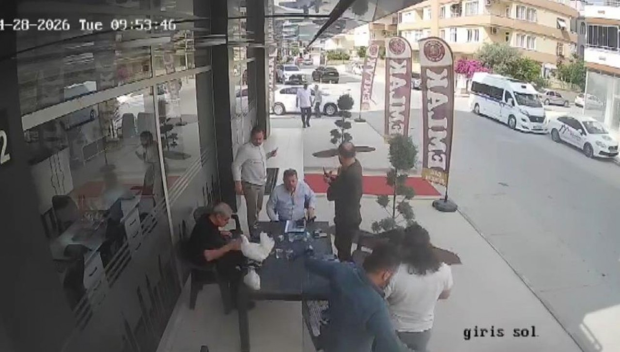  Sohbet masasına düşen davetsiz misafir paniğe neden oldu