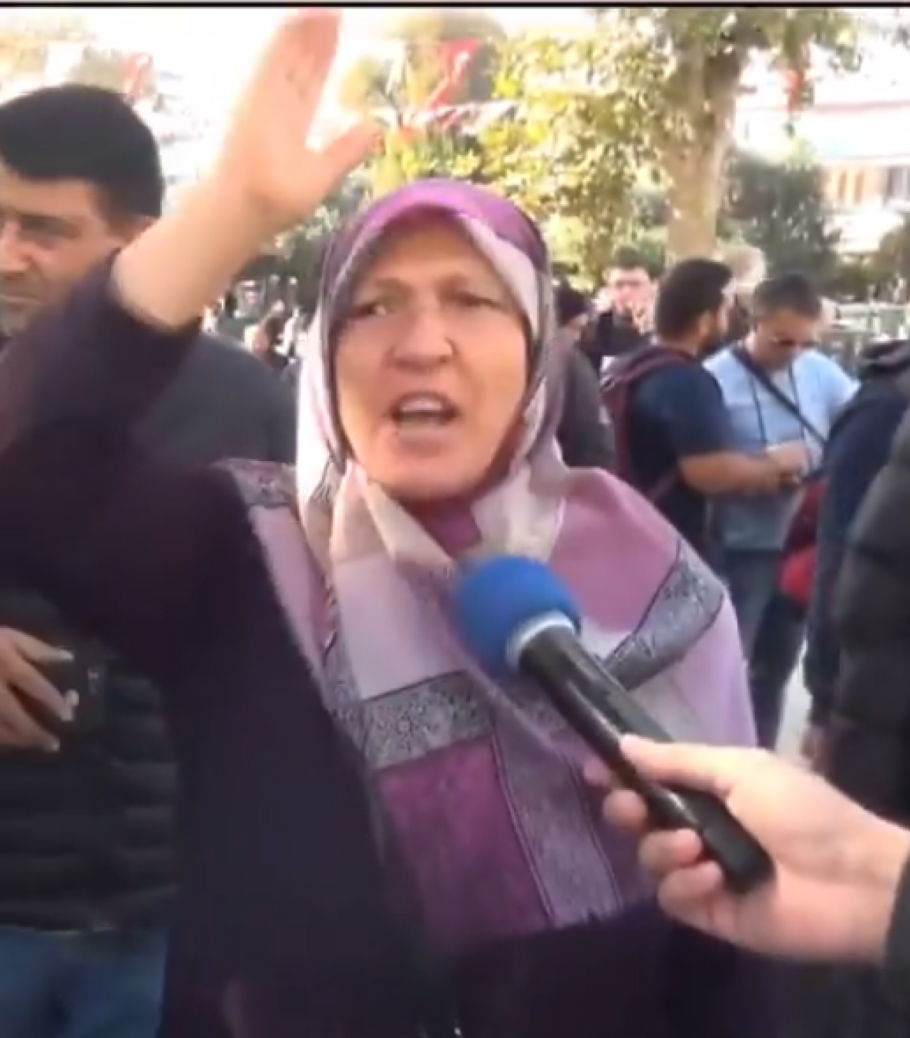 Sokak röportajında teyzenin 'Açız' çıkışı gündem oldu