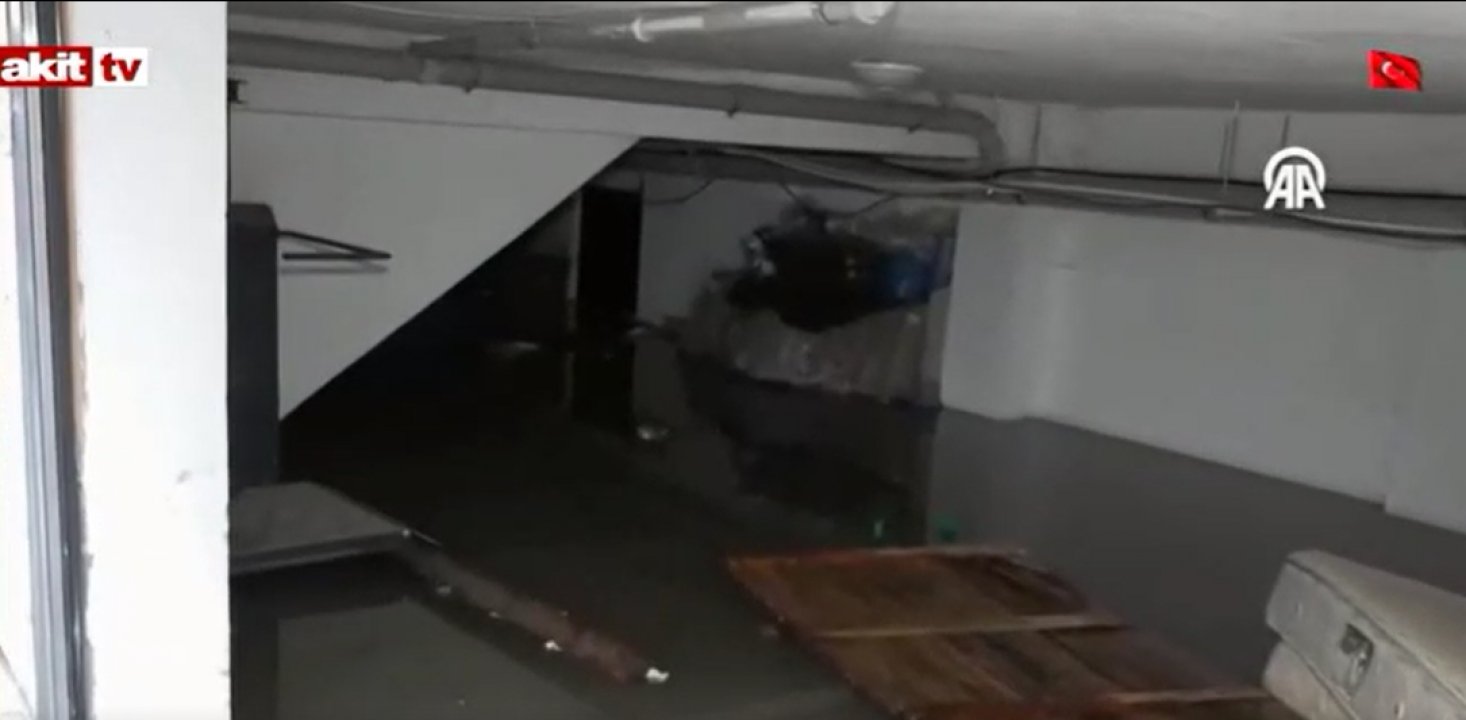 Sokakları ve evleri su bastı! CHP yönetiminde İzmir perişan