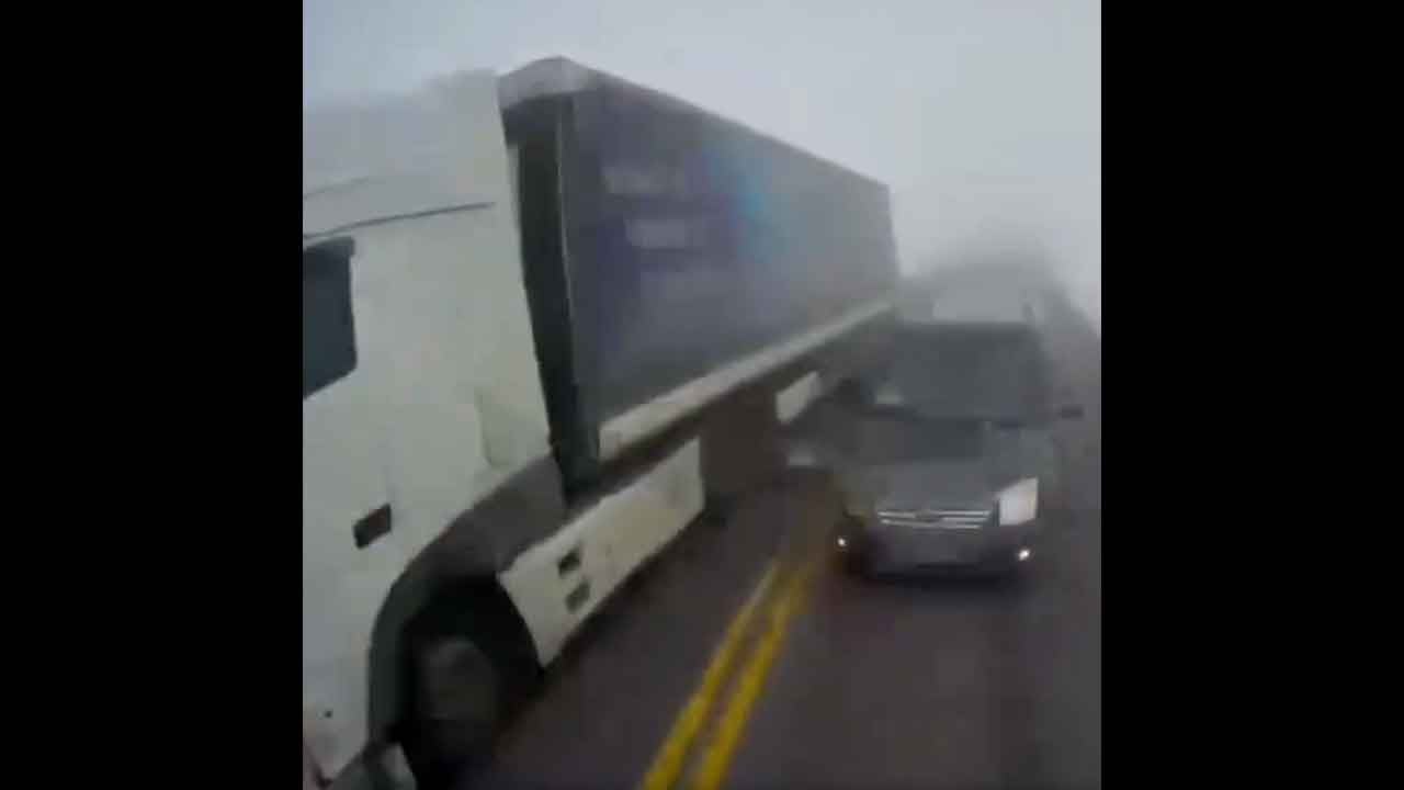 Sollama terörü sisle birleşti! Artvin-Ardahan yolunda minibüs tırla kafa kafaya çarpıştı!