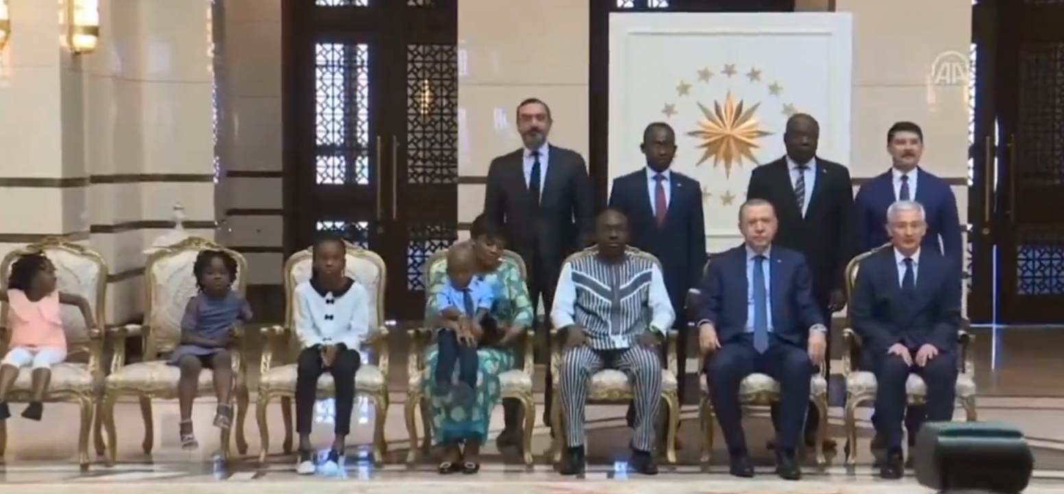 Sömürgecilerin uykusunu kaçıran samimiyet: Afrika neden Erdoğan diyor? Macron bu filmi iyi izle!