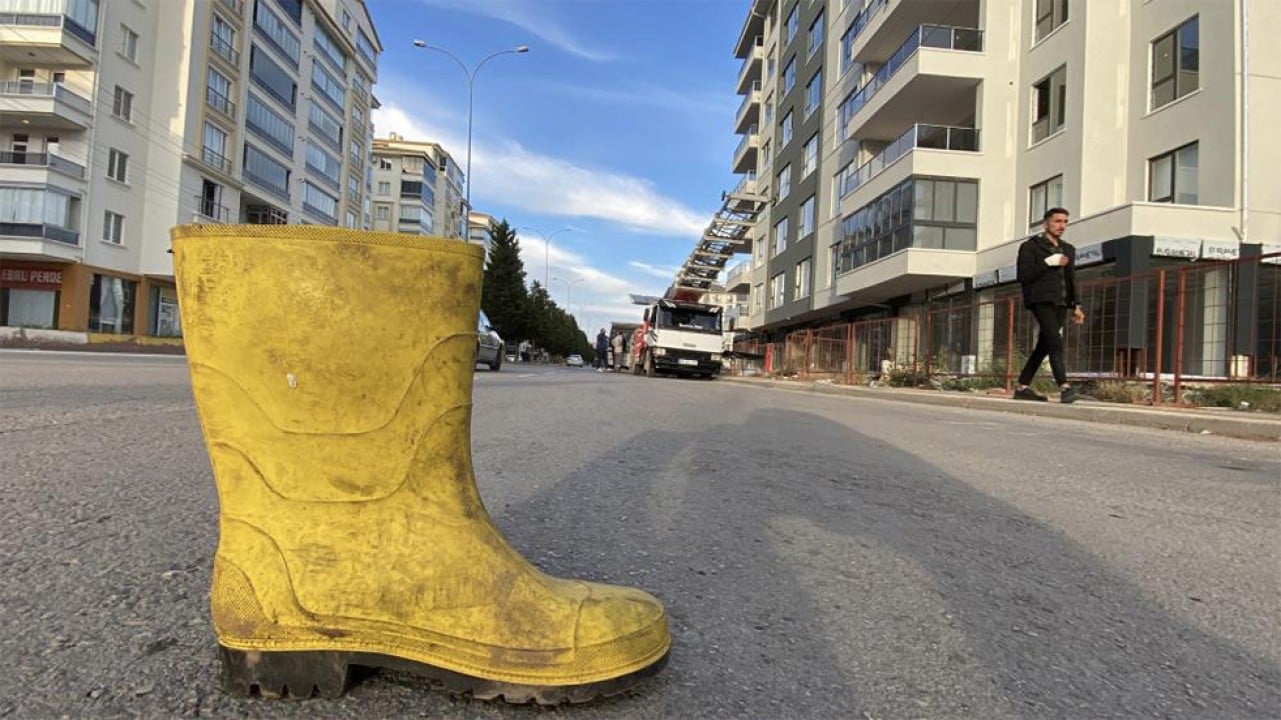 Sonunda bunu da gördük! Sarı çizmeli yol güvenliği