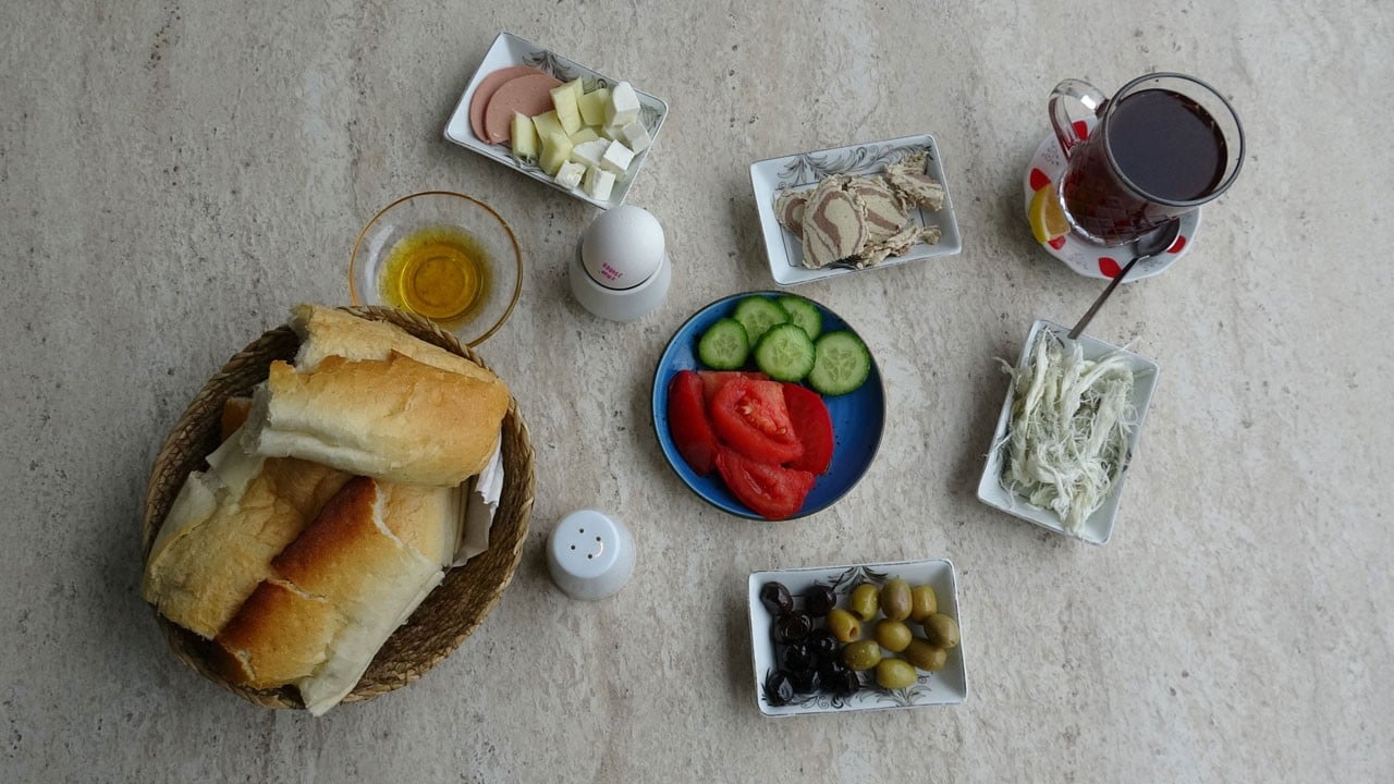 Sosyal medyada gören inanamadı! 11 çeşit serpme kahvaltı kişi başı 150 TL 