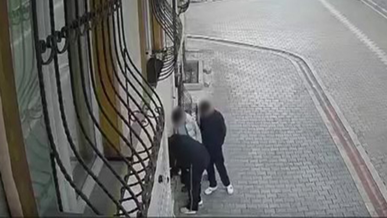 Sosyal medyadan sobelenince çaldıkları parayı geri koydular