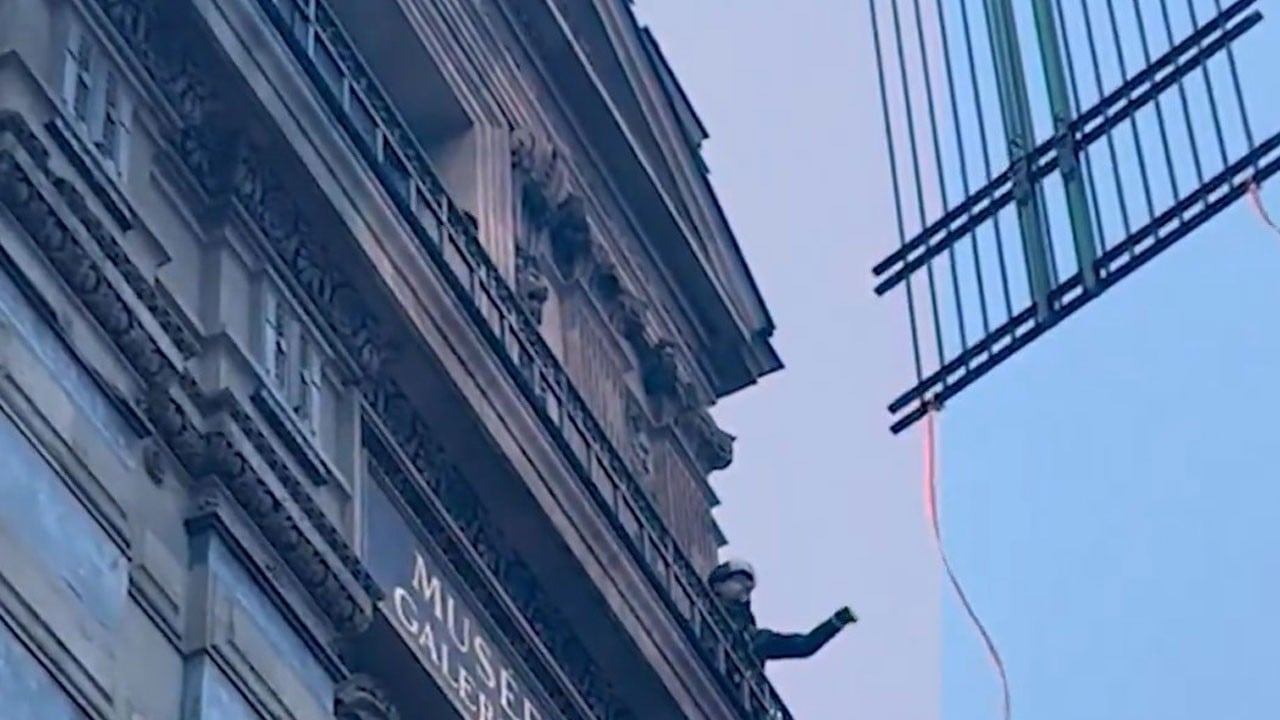 Soygun sonrası Louvre’da alarm! Tarihi galeriye demir parmaklık