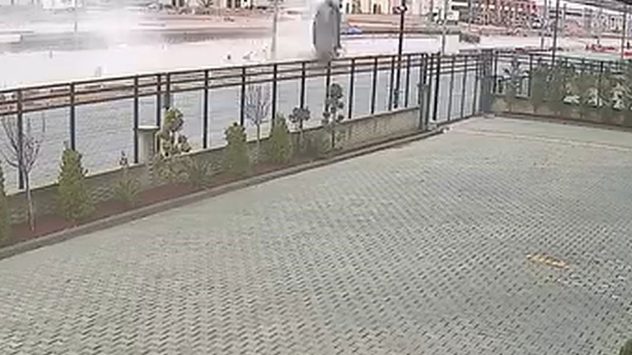 Su birikintisine hızla girdi, takla attı!