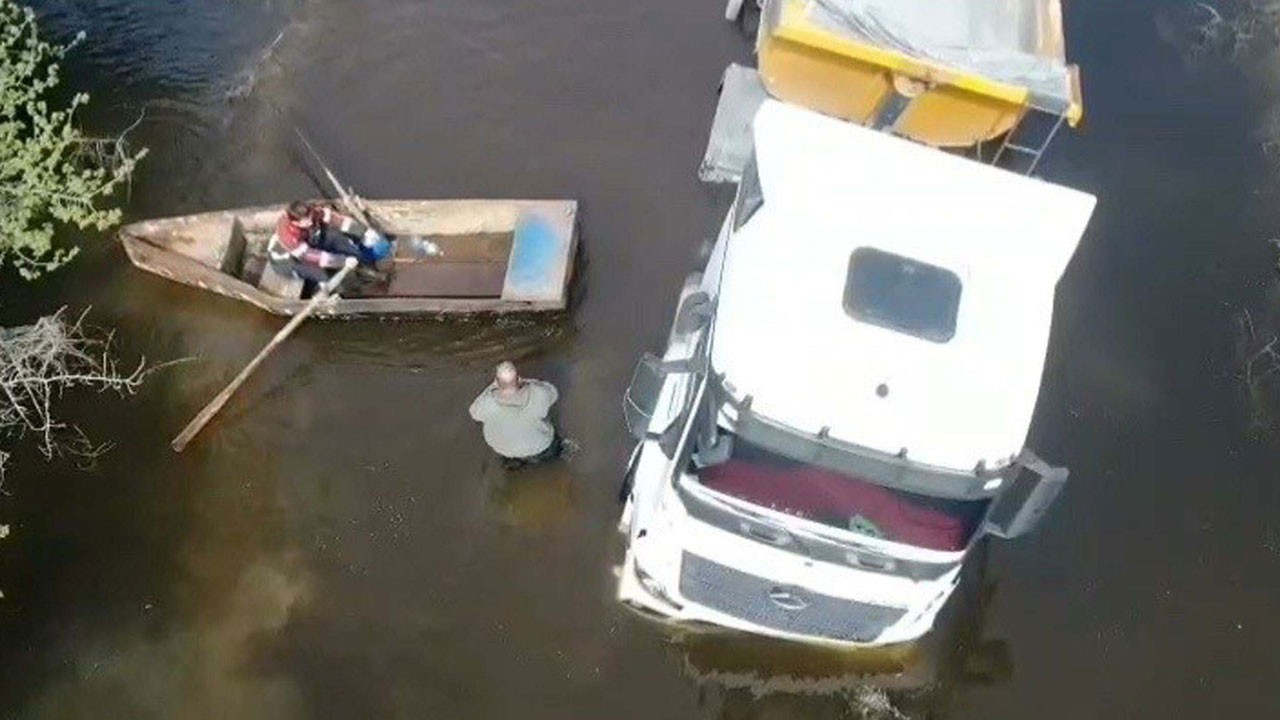 Sular yükseldi, TIR yan yattı! Şoför sandalla kurtarıldı