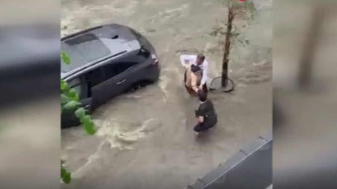 Sulara kapılan kadını vatandaşlar kurtardı