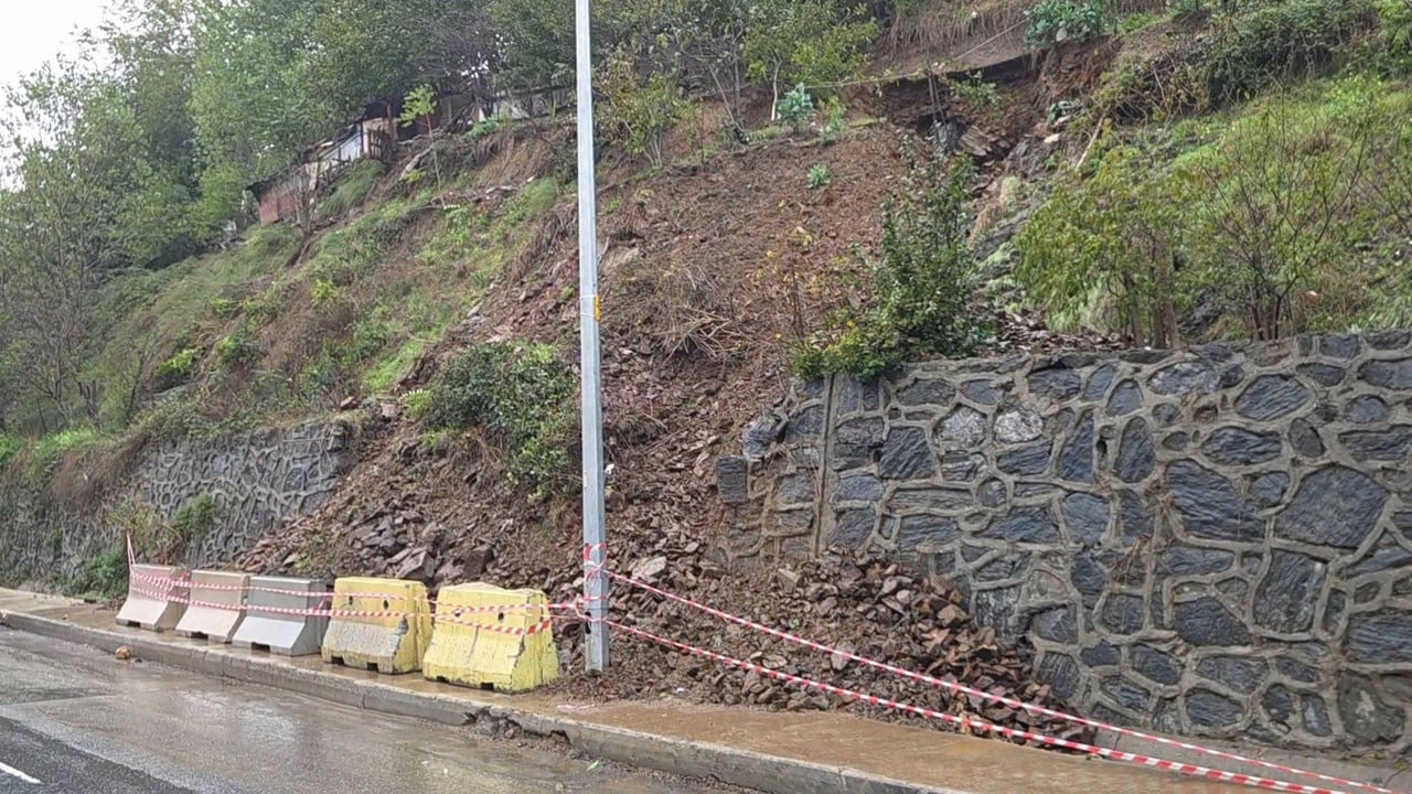 Sultangazi'de toprak kayması! Sağanak tarihi yapıya zarar verdi