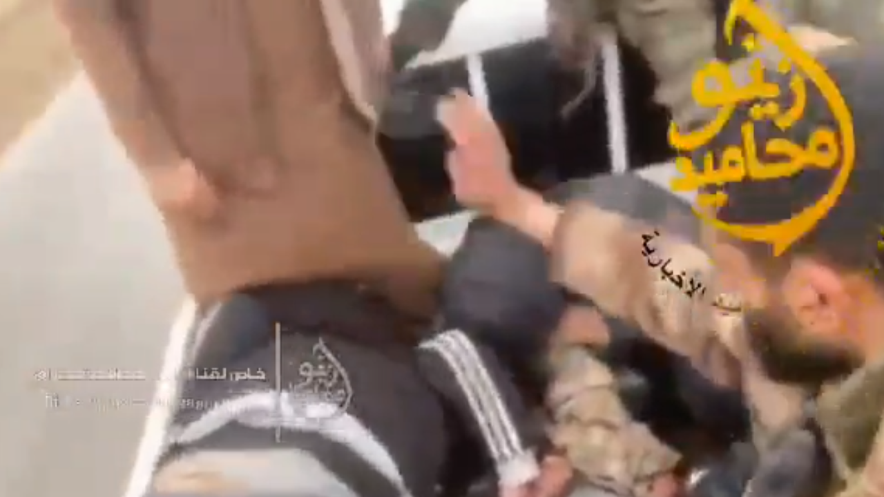 Suriye ordusundan bir asker, PKK'lı esirlere Türkçe seslendi: 