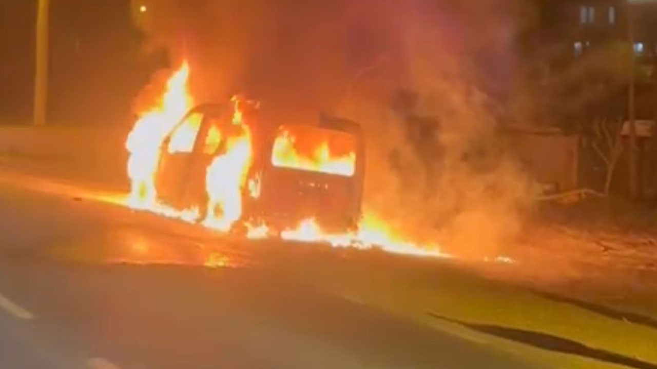 Sürücü gözyaşlarına boğuldu! Seyir halindeki araç alev topuna döndü