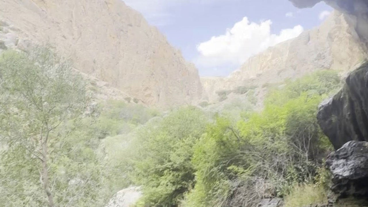 Suyun içinden aktığı mağara görenleri şaşırtıyor! Saklı güzellik keşfedilmeyi bekliyor