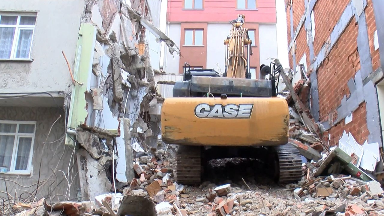 Tahliye kararı çıktı! Yıkım çalışması faciaya dönüyordu