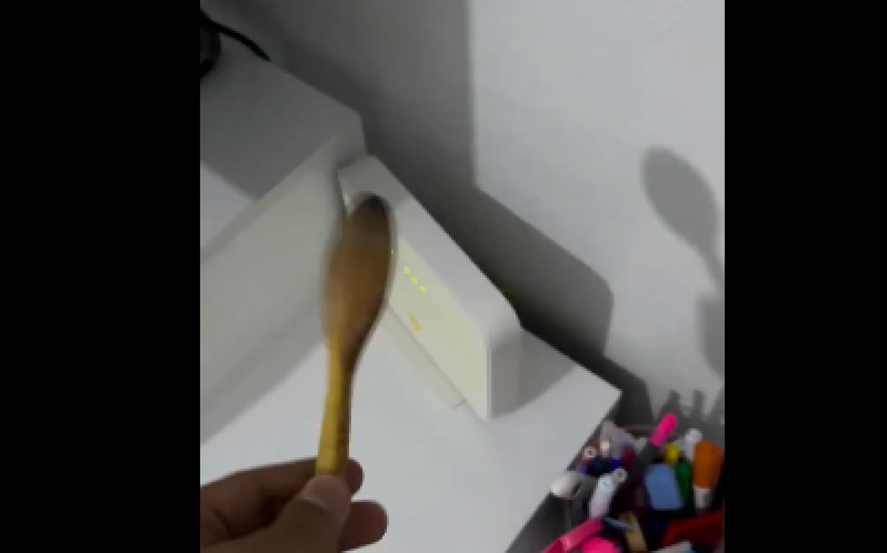 Tahta kaşıkla interneti güçlendirdiğini söyledi! Tepkiler sel gibi geldi