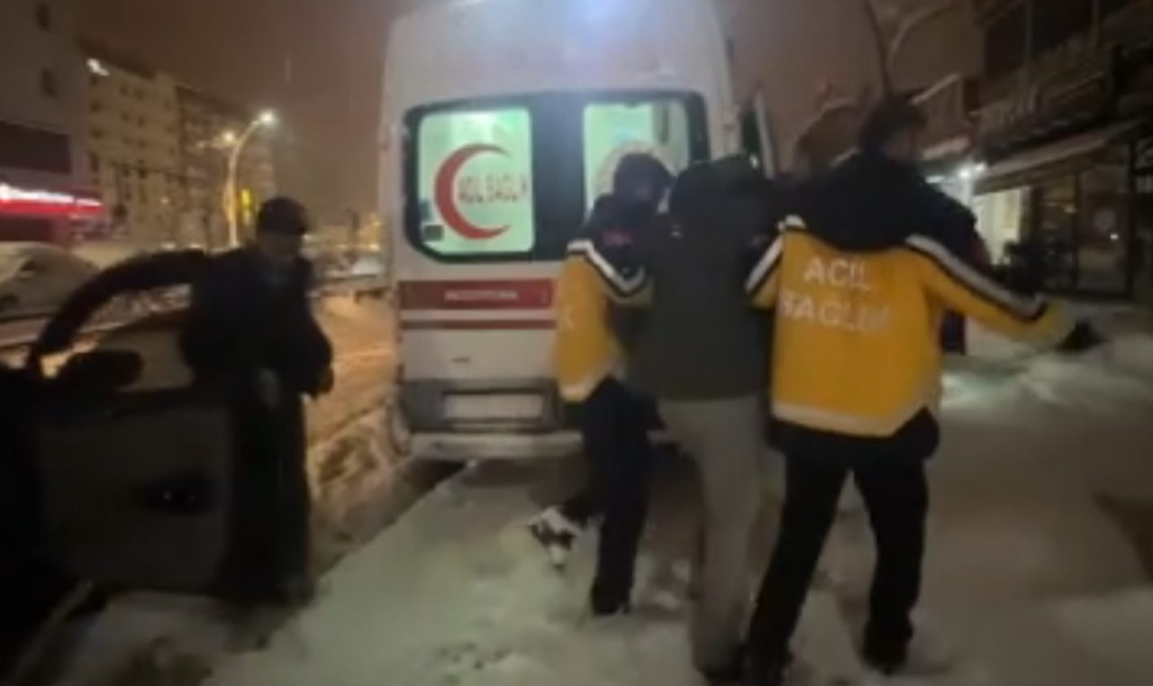 Taksi şoförünün dikkati hayat kurtardı! Kalp krizi geçiren genci sağlık ekiplerine ulaştırdı