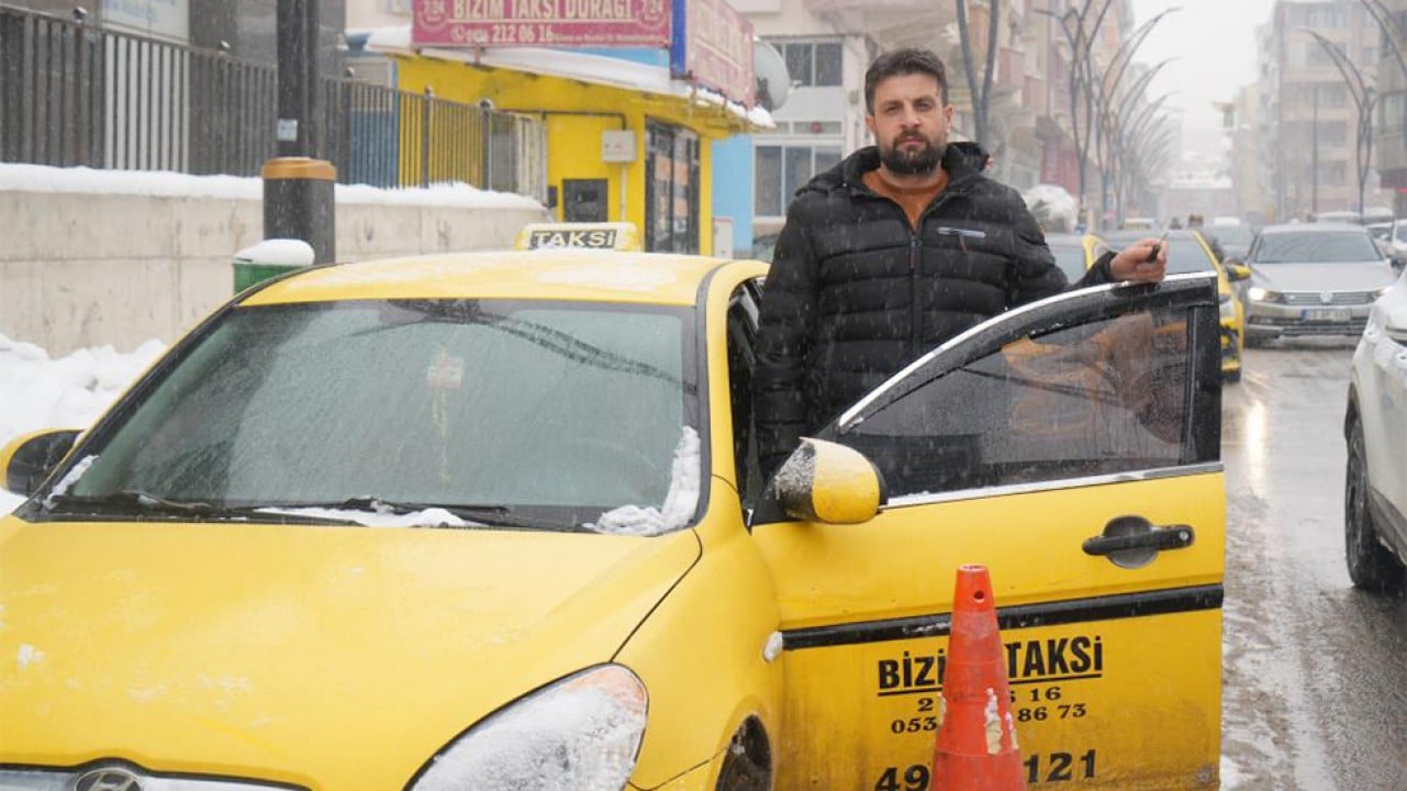 Taksici havale geçiren çocuğu kucağında hastaneye taşıdı