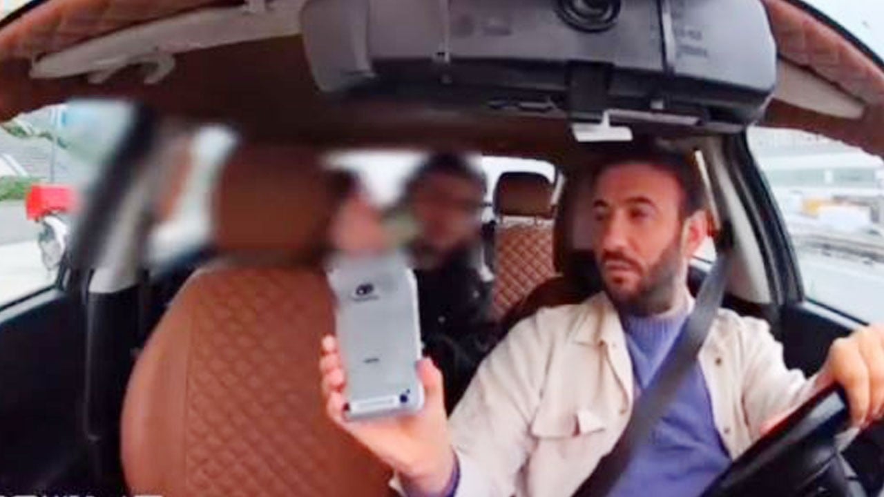 Taksideki gergin anlar izleyenleri de gerdi: Öğrencisin benden olsun! İstemiyorum! Çek, iki katı çek