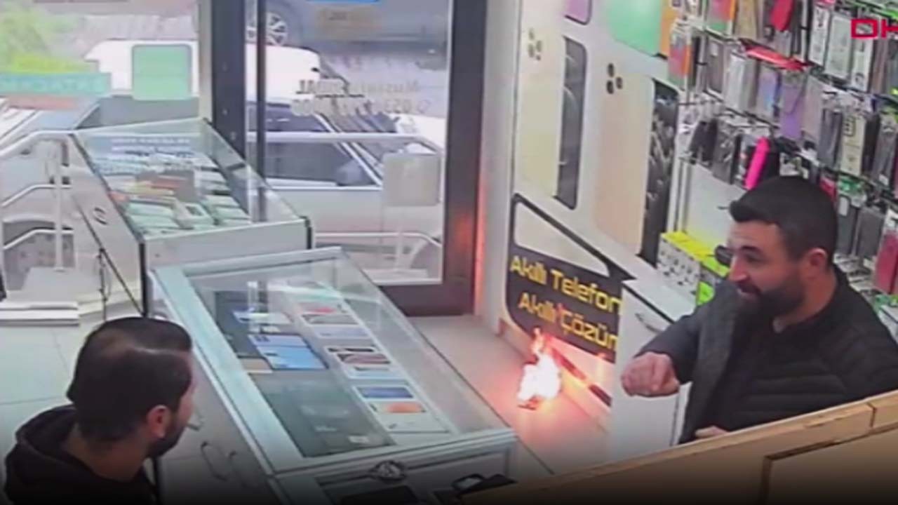 Tamire gelen cep telefonu Bir anda patlayıp alev aldı