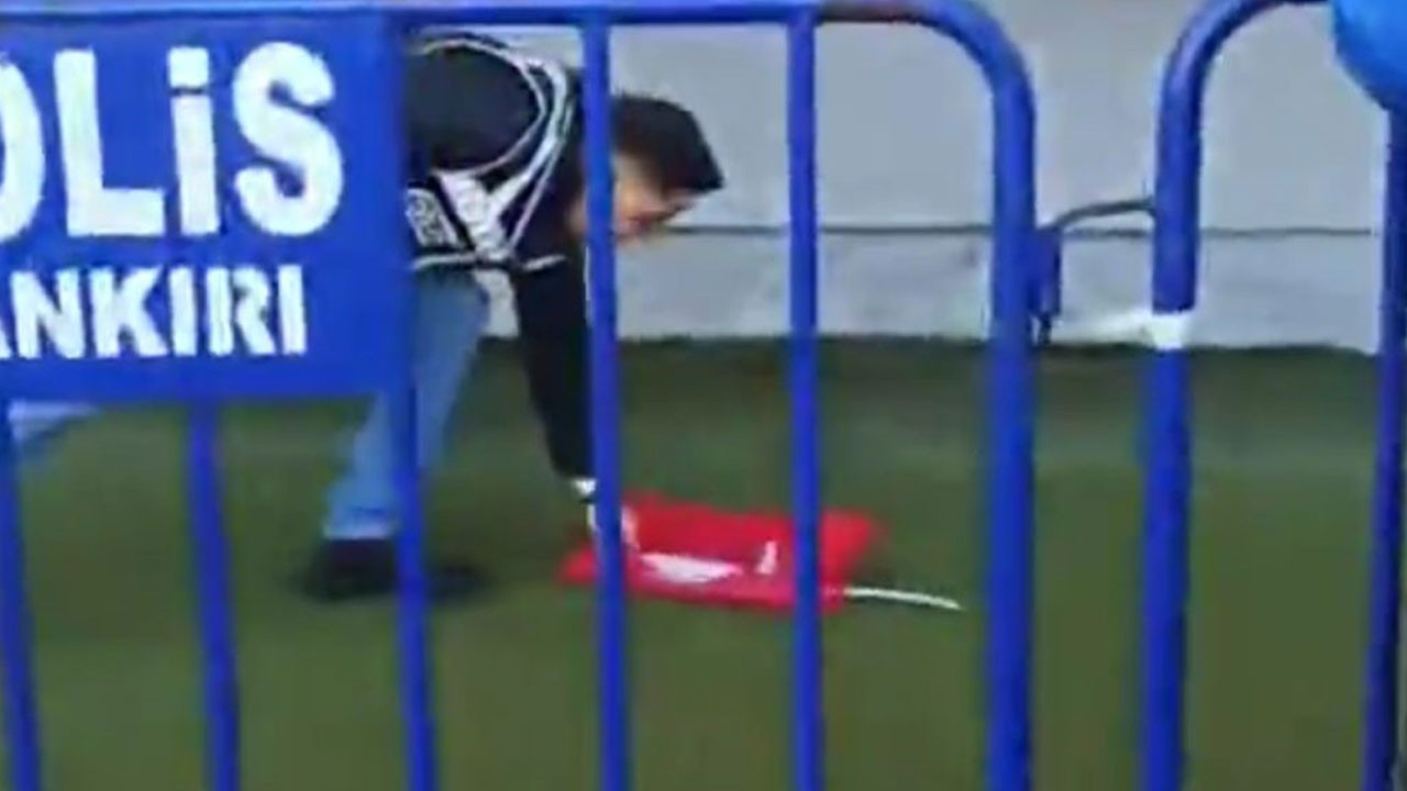 Tartışma sırasında yere düştü! Polis memurunun duygulandıran bayrak hassasiyeti