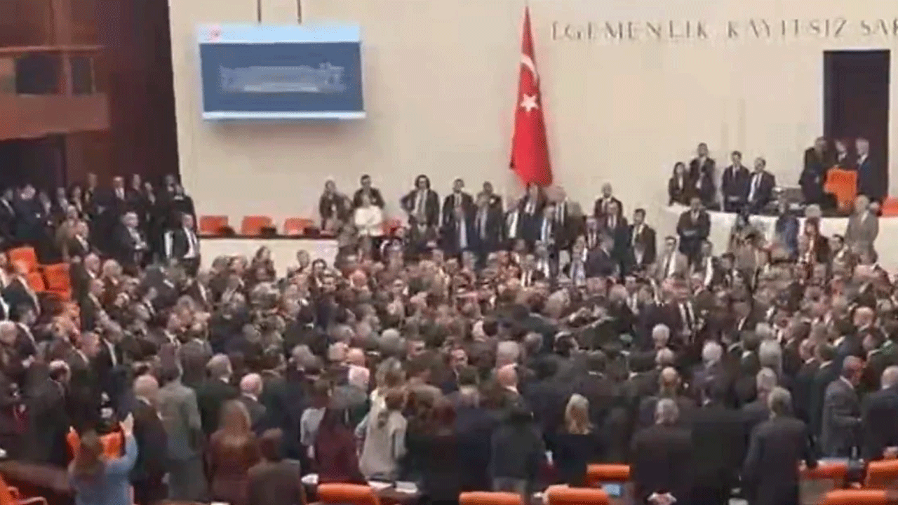 TBMM'de yumruklu kavga çıktı! Milletvekilleri birbirine girdi