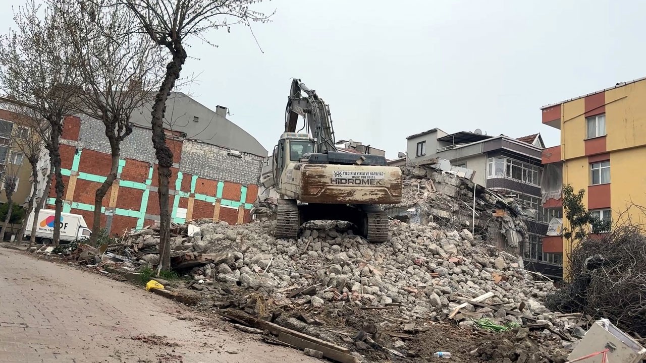 Tek darbeyle yerle bir oldu! Görenler şaştı kaldı