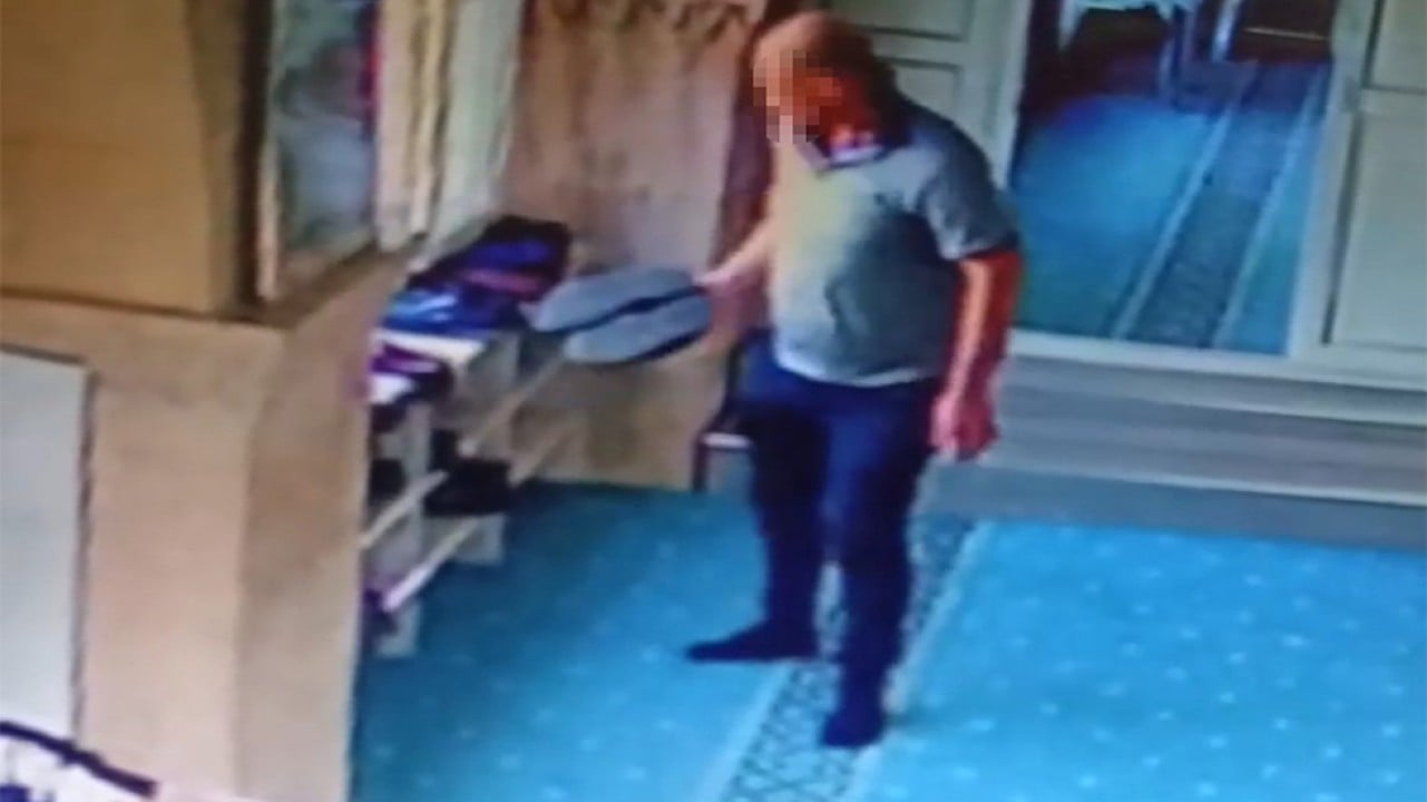 Tek tek inceledi, beğendiğini çaldı