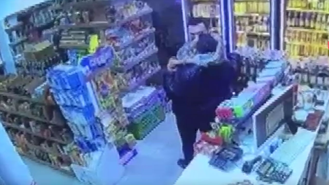 Tekel bayisinde dehşet: Müşterisinin boynuna sarılıp kafasına sıktı 
