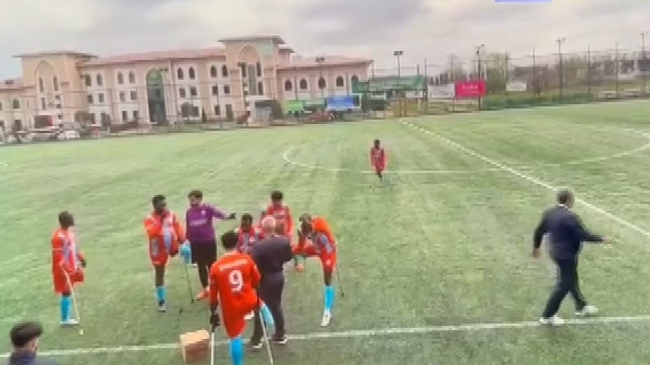 Teknik direktör hayatını kaybetti! Saha kenarında kalp krizi geçirdi