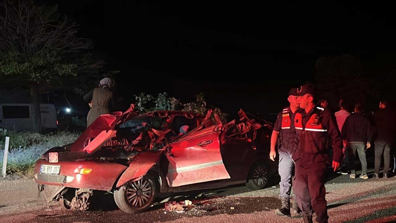 TIR'a arkadan çarpan otomobilin sürücüsü hayatını kaybetti