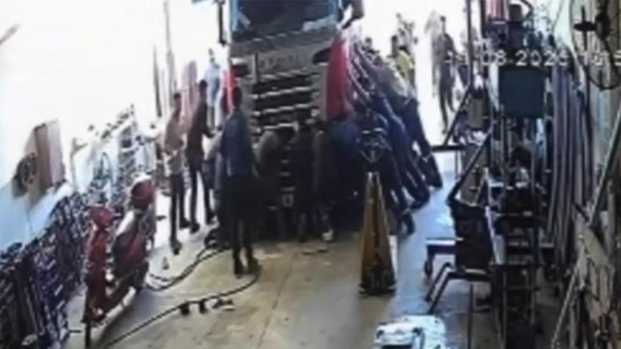 Tırın altında kalan baba oğulun yaşam mücadelesi 